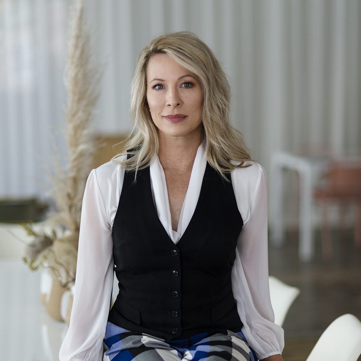 Lisa Hinz Sitting